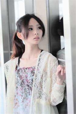 娇妻趴在桌子边把屁股撅起来